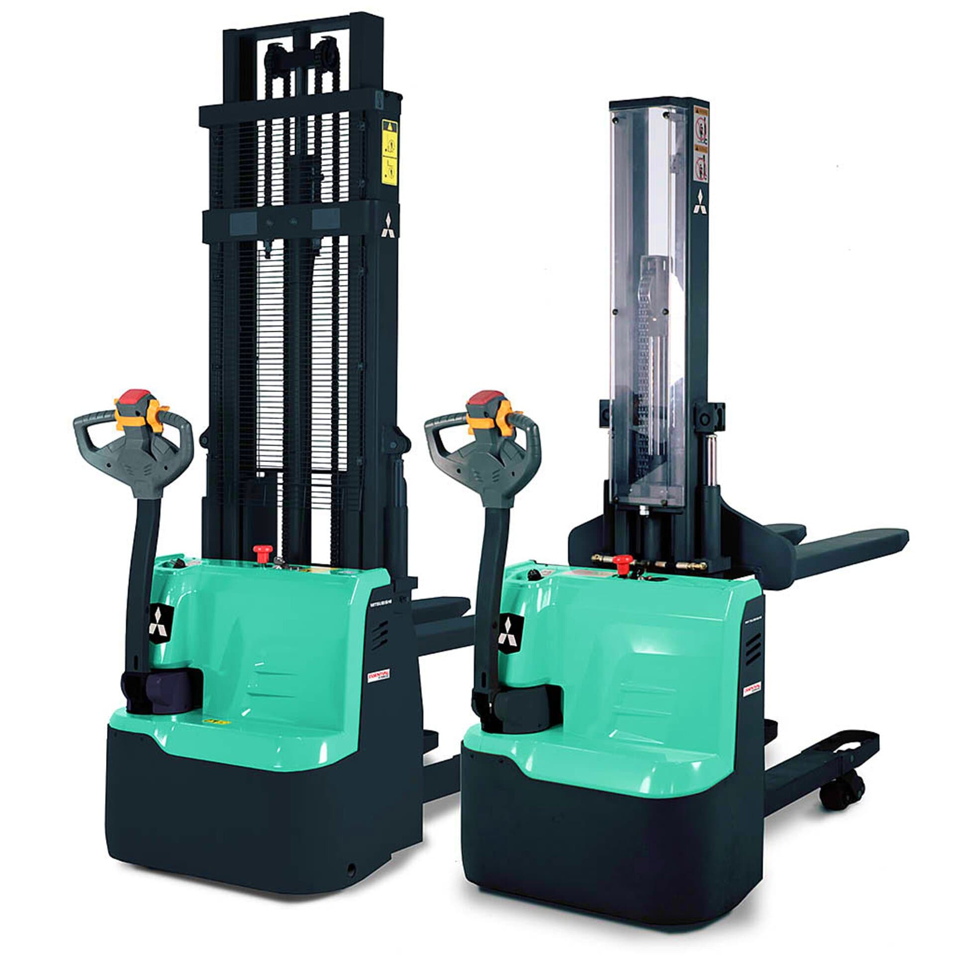 Apiladores ESSENTiAL SBP12QL(M)(D)I: compactos, 1.2 t, hasta 3 m. Ideales para pasillos estrechos y operaciones ligeras.