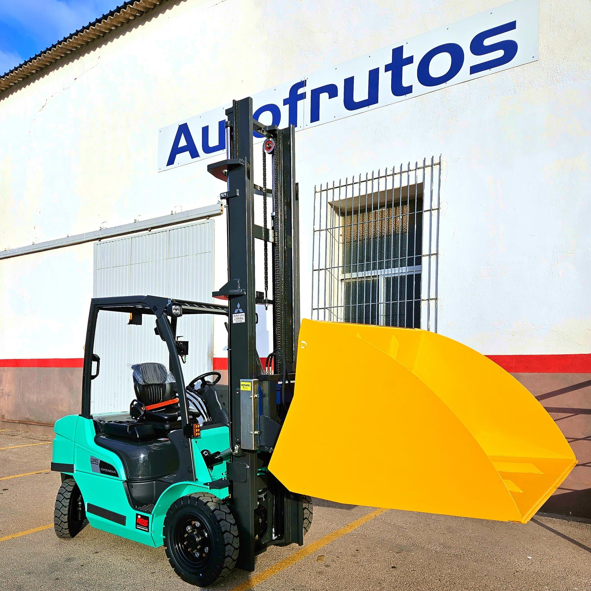 Descubre cómo la pala cargadora Mitsubishi FD25N3 con pesaje inalámbrico de Autofrutos mejora la carga y descarga. Soluciones logísticas a medida.