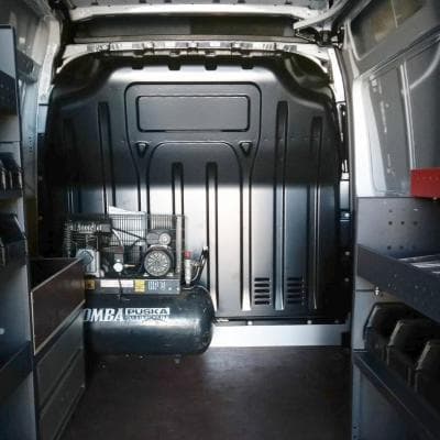 Interior de la nueva furgoneta taller móvil de Autofrutos